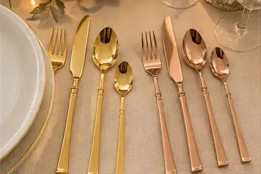 Bestek (3 kleuren) in gebruik, diner