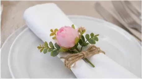 Bloemenpakket, roze-wit in gebruik, op het bord