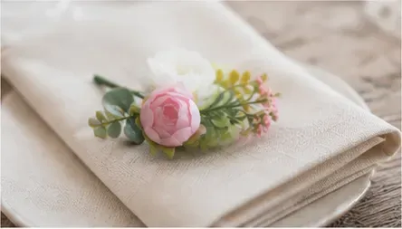 Bloemenpakket, roze-wit in gebruik, op een servet