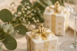 Cadeaudoosje (2 kleuren) in gebruik, bruiloft