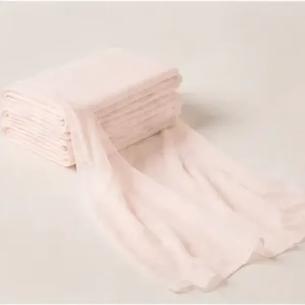 Decoratiedoek tule, zalm licht, het opgevouwen doek