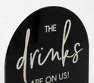 Bordje, 'The drinks are on us', bovenkant