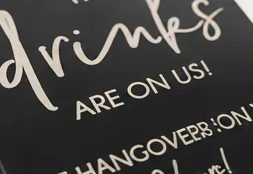 Bordje, 'The drinks are on us', oppervlak