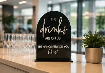 Bordje, 'The drinks are on us' in gebruik, bedrijfsevenement