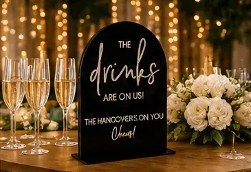 Bordje, 'The drinks are on us' in gebruik, bruiloft