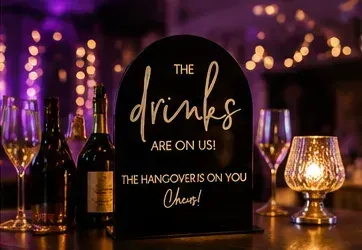 Bordje, 'The drinks are on us' in gebruik, feest