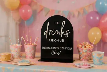 Bordje, 'The drinks are on us' in gebruik, kinderfeest