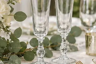 Klassiek champagneglas in gebruik, bruiloft