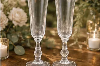 Klassiek champagneglas in gebruik, feest