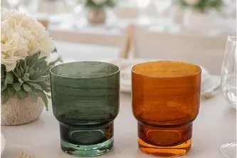 Waterglas rookgroen/amber in gebruik, bedrijfsevenement