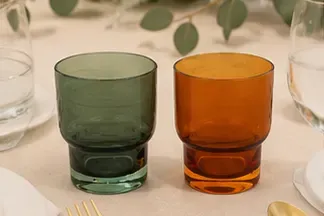 Waterglas rookgroen/amber in gebruik, bruiloft