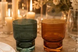Waterglas rookgroen/amber in gebruik, diner