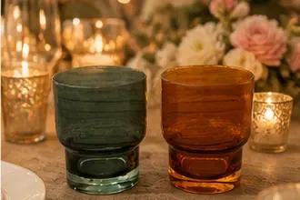 Waterglas rookgroen/amber in gebruik, feest
