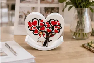 Houten decoratiehart, bruidspaar in gebruik, bedrijfsevenement