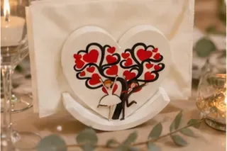 Houten decoratiehart, bruidspaar in gebruik, diner