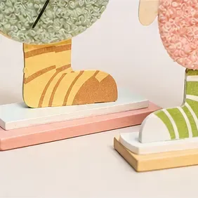 Houten haasje (2 kleuren), de voetjes op het plankje