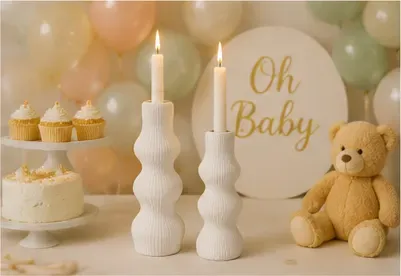 Kandelaars, wit geribbeld (set van 2) in gebruik, babyshower