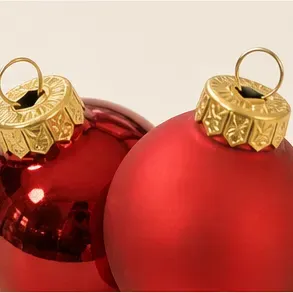 Kerstbal, rood (mat of glanzend), het gouden kapje