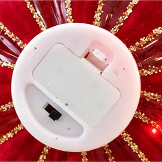 Rode kerstbal met ledlichtjes, batterijvak aan de onderkant