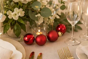 Kerstbal, rood (mat of glanzend) in gebruik, bruiloft