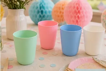 Pastel kinderbeker (4 kleuren) in gebruik, feest