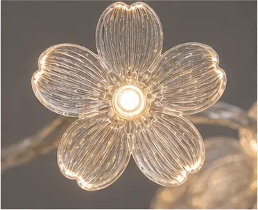 Bloemen lichtsnoer, kunststof, eén bloem van dichtbij