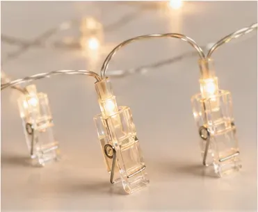 Foto led-lichtsnoer met knijpertjes, de knijpertjes met ledjes