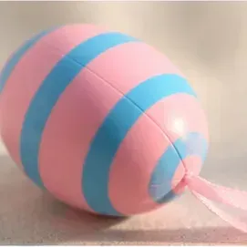 Beschilderd paasei (4 prints), roze met blauwe strepen