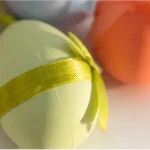 Paasei met strik (6 kleuren), groen met een lint eromheen
