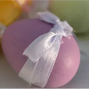 Paasei met strik (6 kleuren), paars met een witte strik