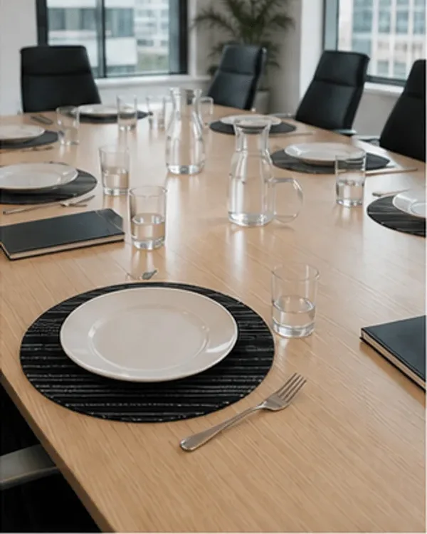 Placemat gestreept, zwart-zilver in gebruik, bedrijfsevenement