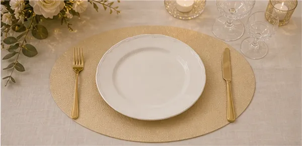 Placemat ovaal (goud of zilver) in gebruik, bruiloft