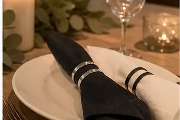 Servet klassiek (zwart of wit) in gebruik, diner