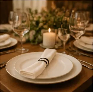 Servetring, dubbel (zilver of zwart) in gebruik, diner