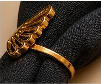 Servetring, goud, de ring van opzij