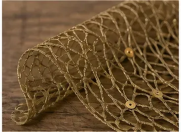 Tafelloper, goudkleurig met pailletten, de valling
