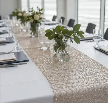Tafelloper mesh, champagne in gebruik, bedrijfsevenement