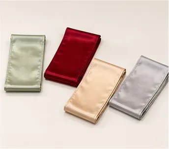 Tafelloper satijn (4 kleuren), de vier kleuren, opgevouwen
