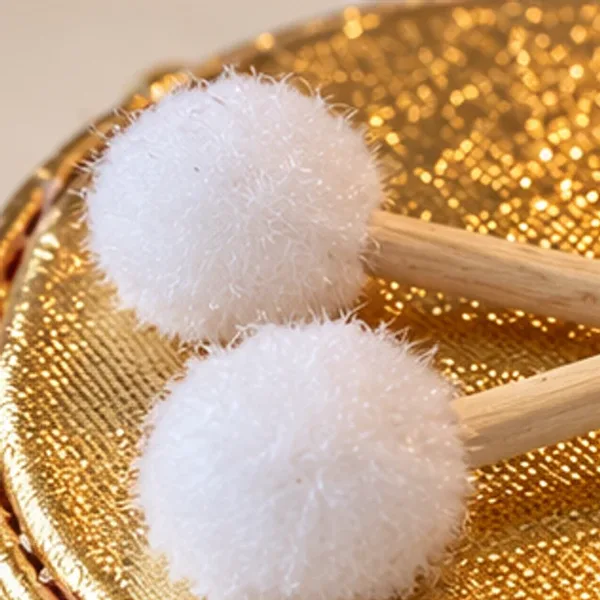 Trommel rood en goud, stokjes met pompons