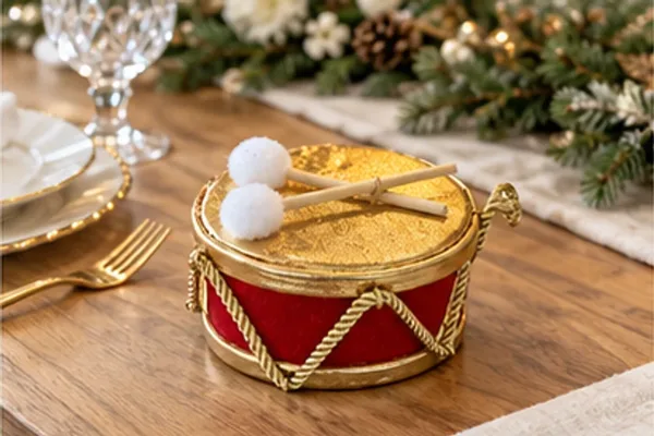 Trommel rood en goud in gebruik, diner
