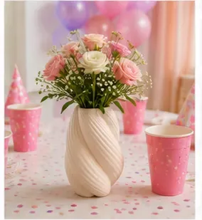 Vaas, beige spiraal in gebruik, kinderfeest