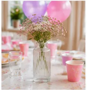 Glazen vaasje met lijnen in gebruik, kinderfeest