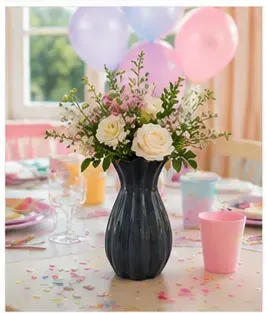 Grijs vaasje, geschulpte rand in gebruik, kinderfeest