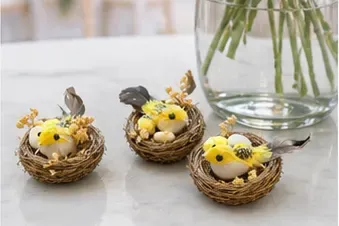 Nestje met vogel en eitjes in gebruik, bedrijfsevenement
